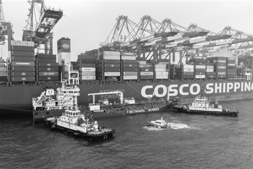 首批国际航行船舶绿色甲醇“船对船”加注作业在青岛港完成